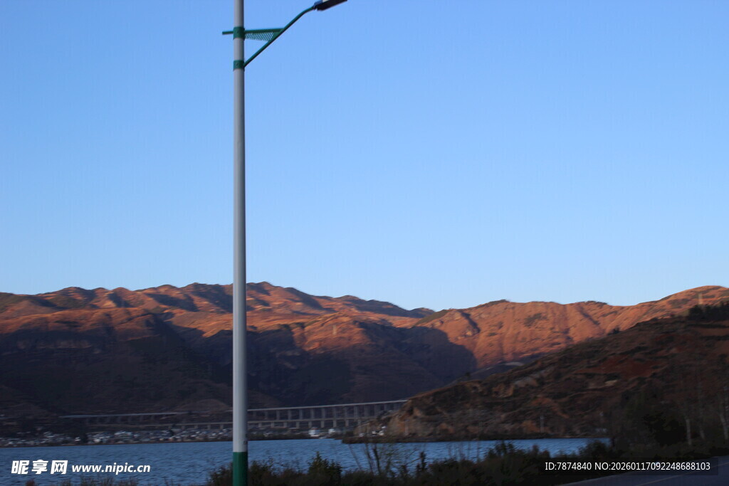 夕阳下的山水与路灯景观
