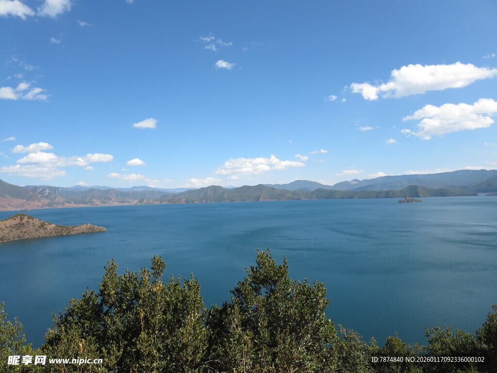 湖畔蓝天绿树美丽风光