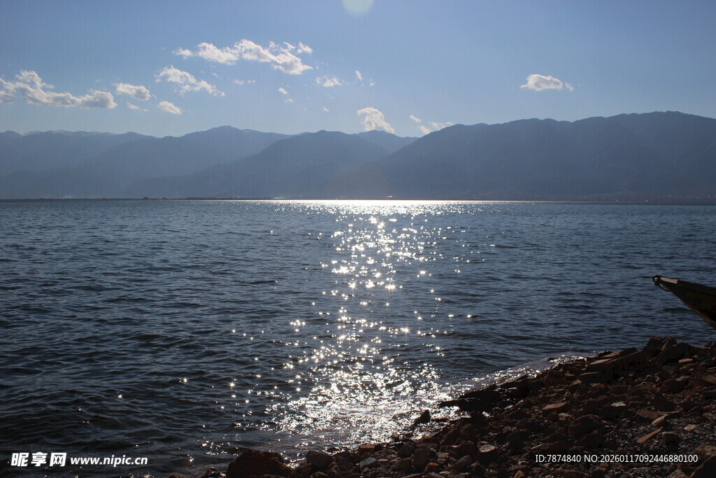 湖畔波光粼粼的美丽景致