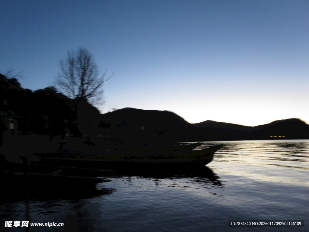 湖畔暮色中的静谧小船