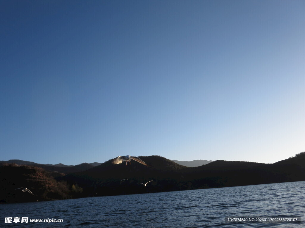 湖畔远山蓝天美景