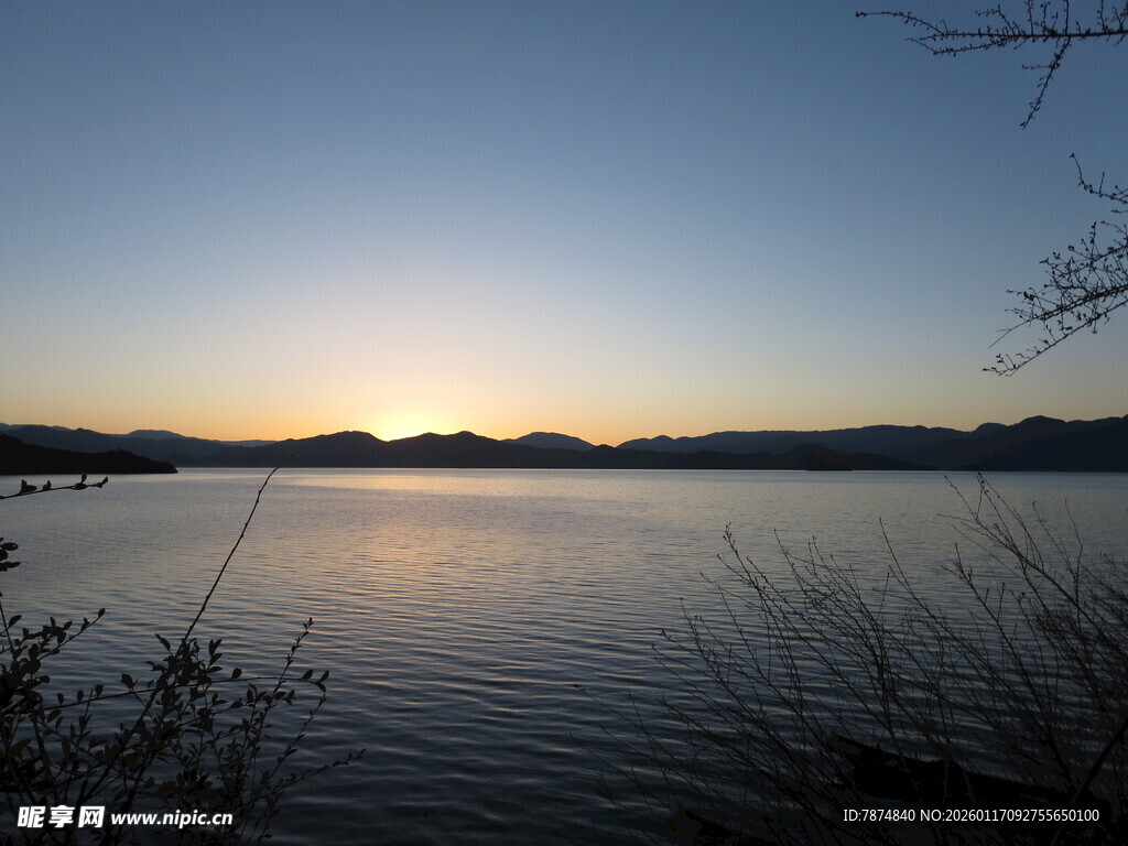 湖畔日落美景