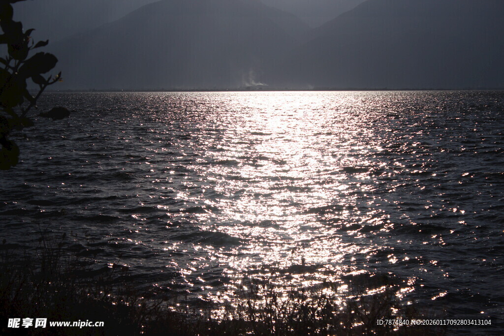 夕阳下波光粼粼的海面