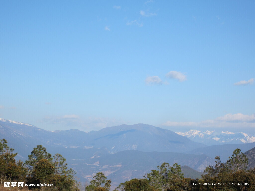 远山蓝天绿树风景图