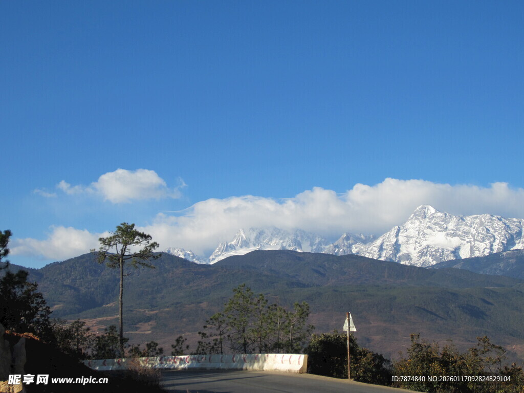 雪山远景 蓝天绿树相伴
