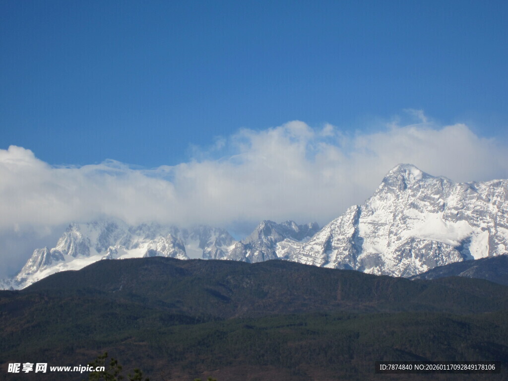 雪山云海壮丽风光