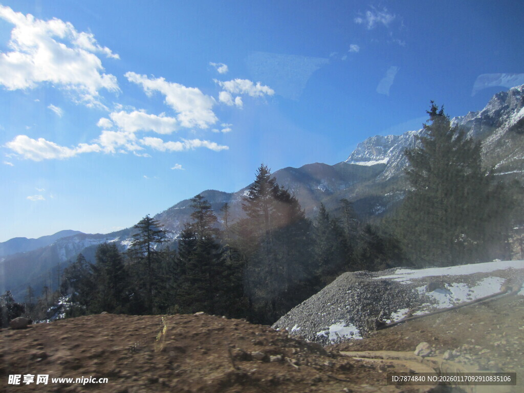 壮丽山景 蓝天白云相伴