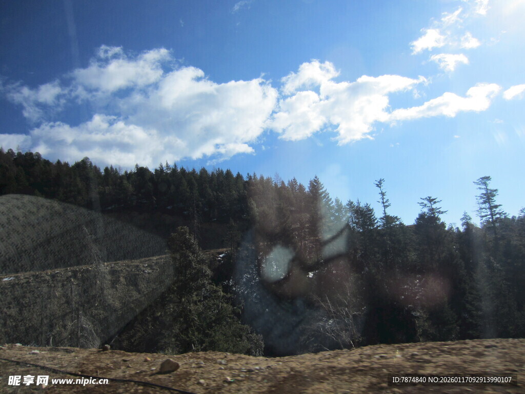 山间风景 蓝天白云与林木