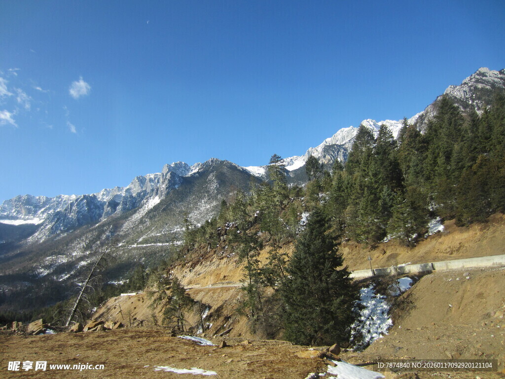 山间公路旁的壮丽雪山景色