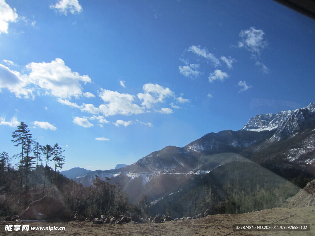 山间美景 蓝天白云映青山