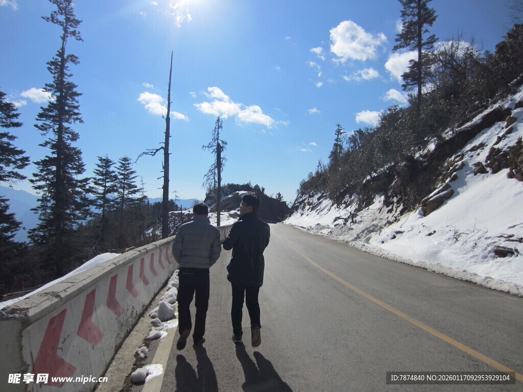 雪山公路上的两人漫步