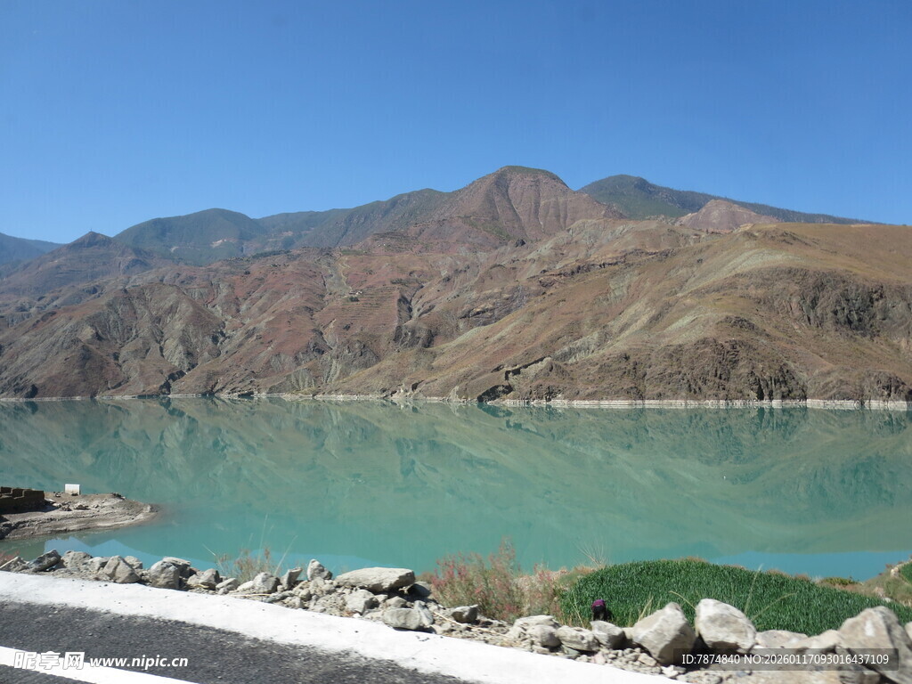 湖畔公路旁的壮美山水景