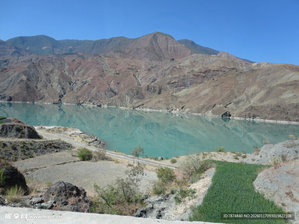 壮丽山河间的碧绿湖泊