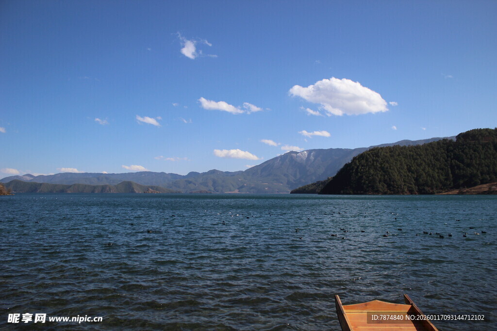 湖畔木栈 蓝天碧水青山