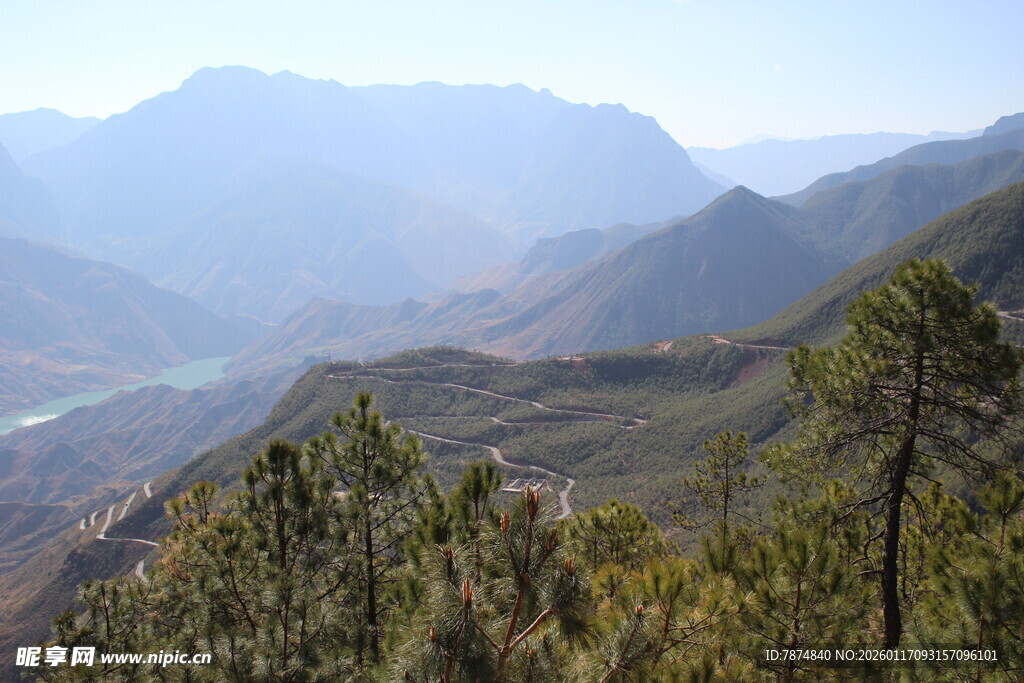 山间美景 葱郁树木与远山