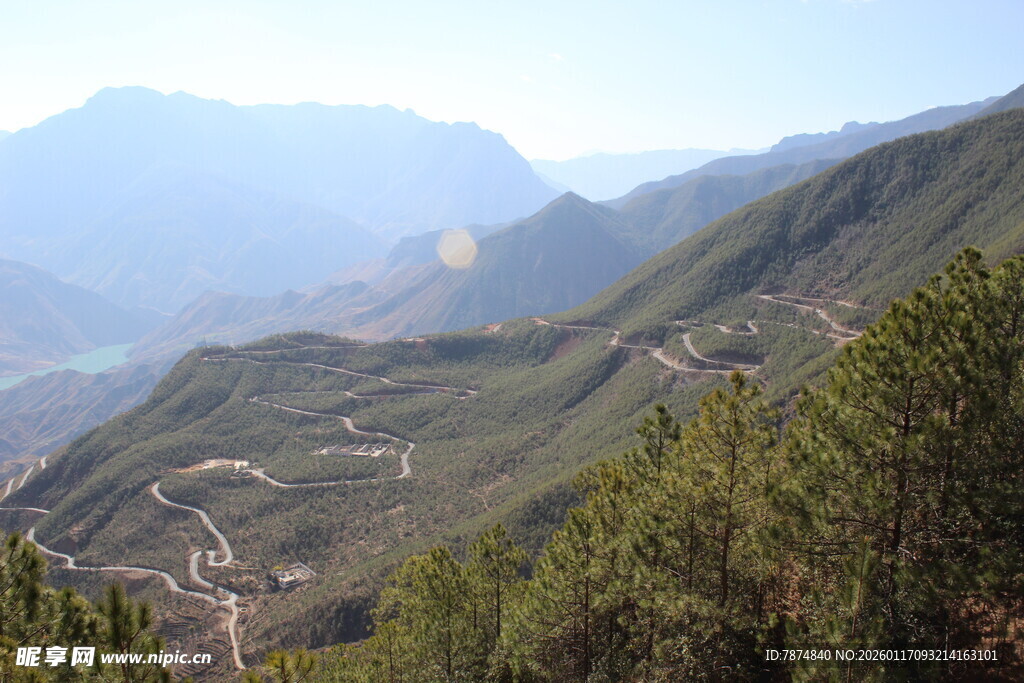 山间蜿蜒公路与葱郁山林