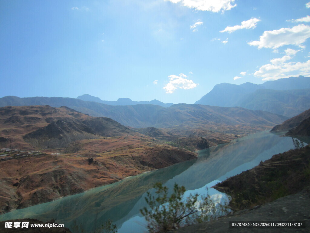 壮丽山河间的蜿蜒河流
