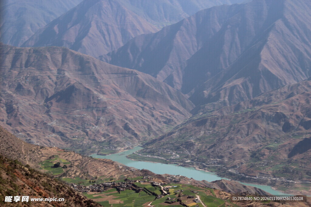 壮丽山河间的碧绿河流