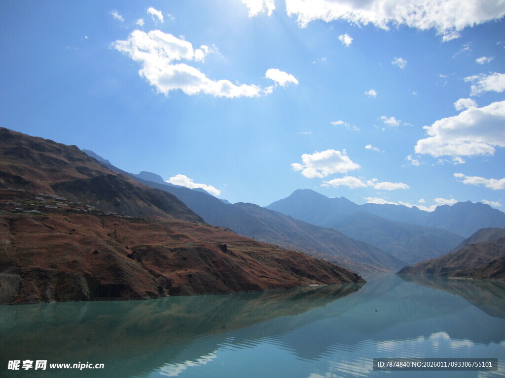 壮丽山河间的静谧湖水