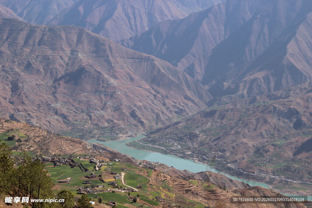 壮丽山河中的蜿蜒河流