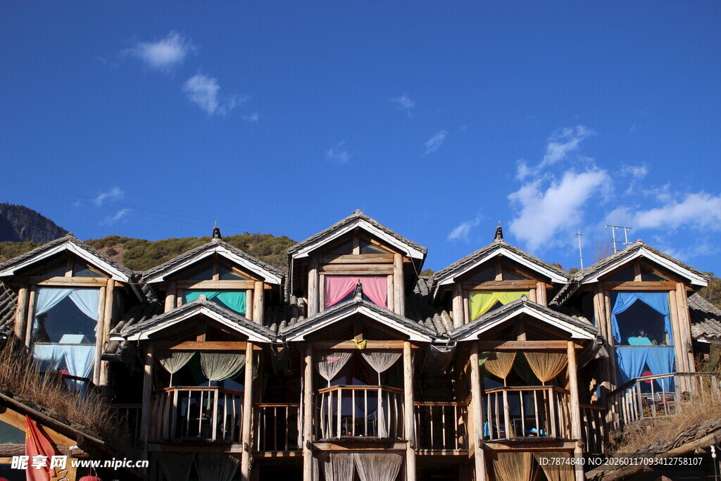 山间多彩木屋 蓝天相伴