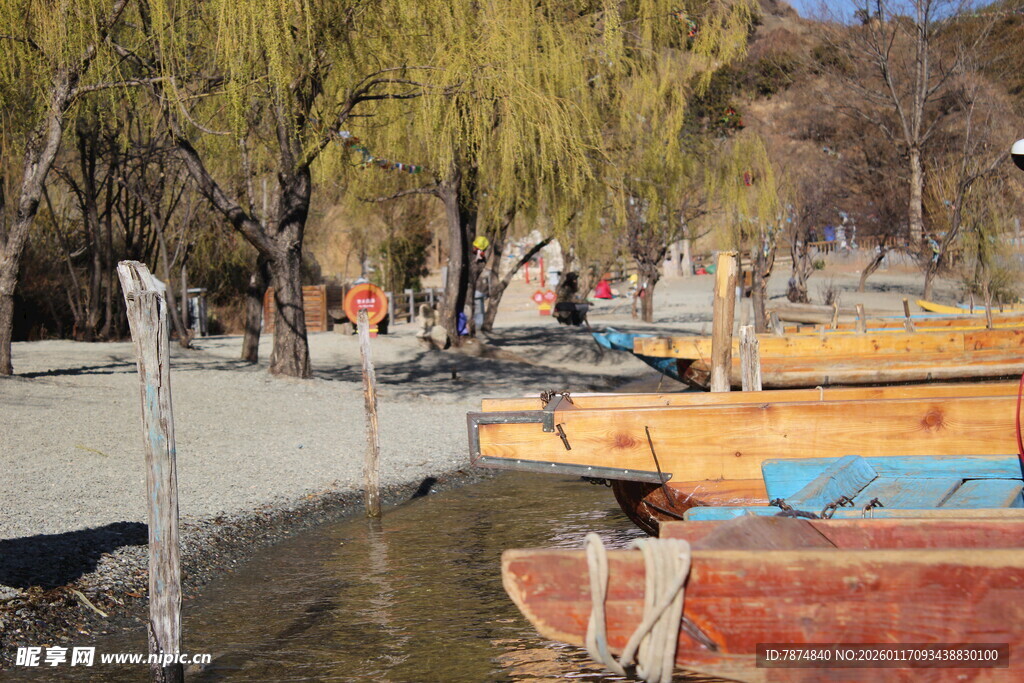 河畔停泊的多彩船只