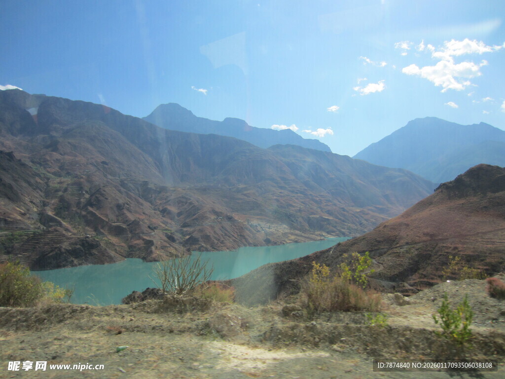 壮丽山川间的碧绿湖泊