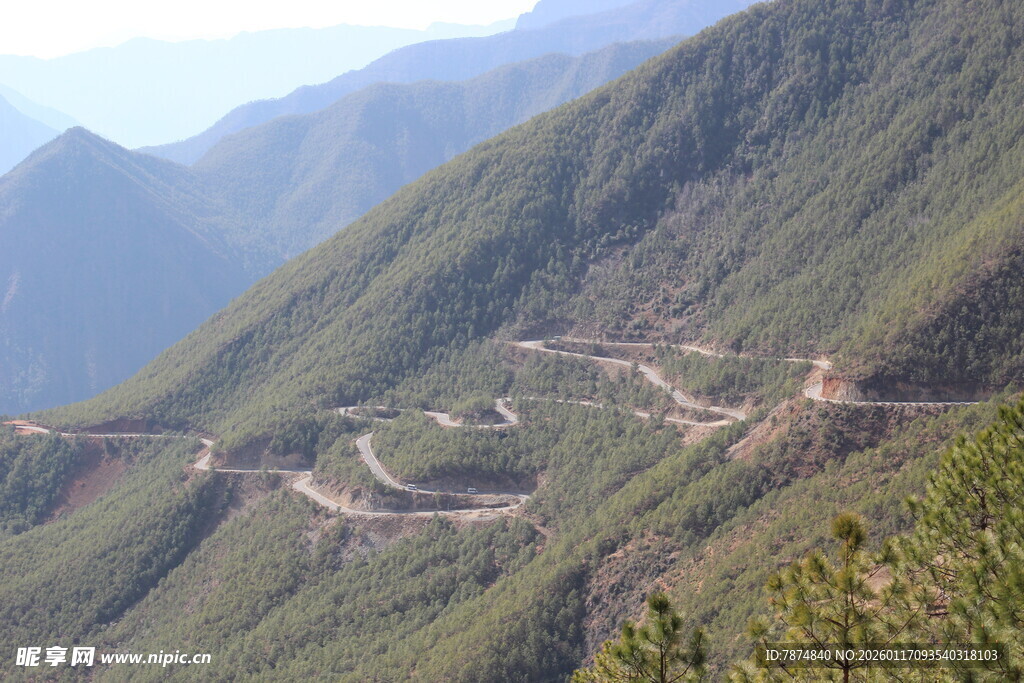 蜿蜒山间公路美景