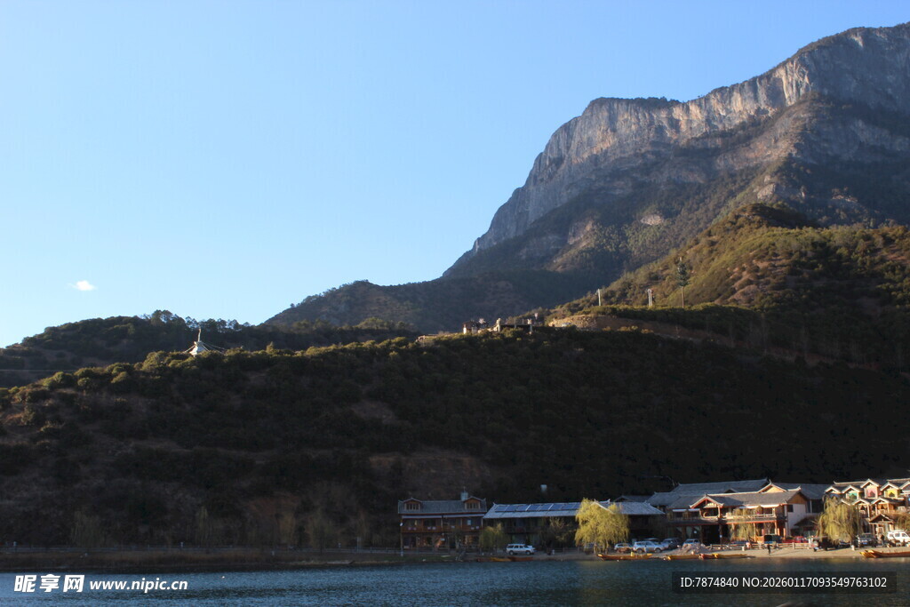 湖畔山峦下的美丽景致