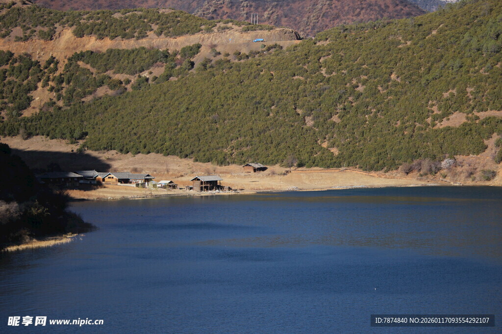 宁静湖畔的山景风光