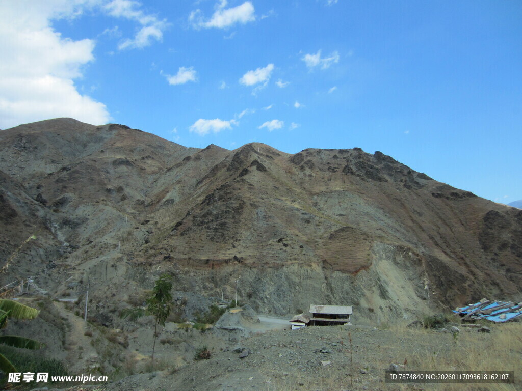 山间景色中的车辆与蓝天