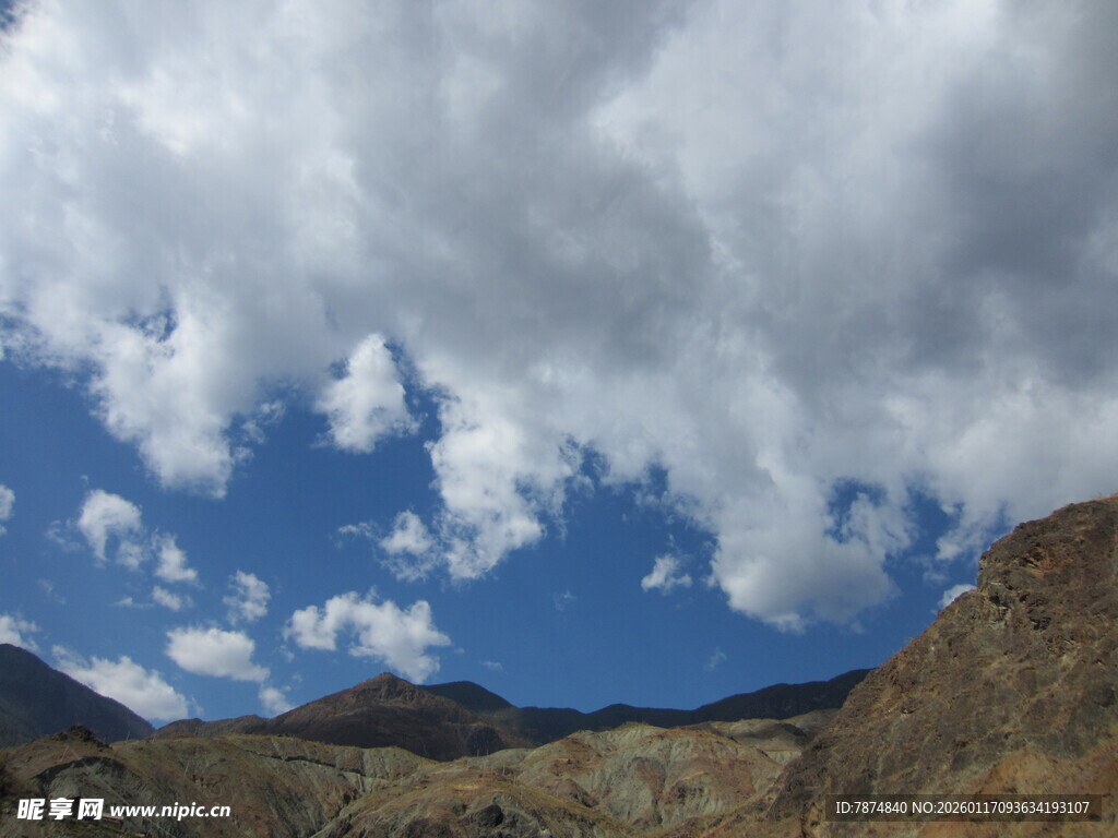 蓝天白云下的壮丽山峦