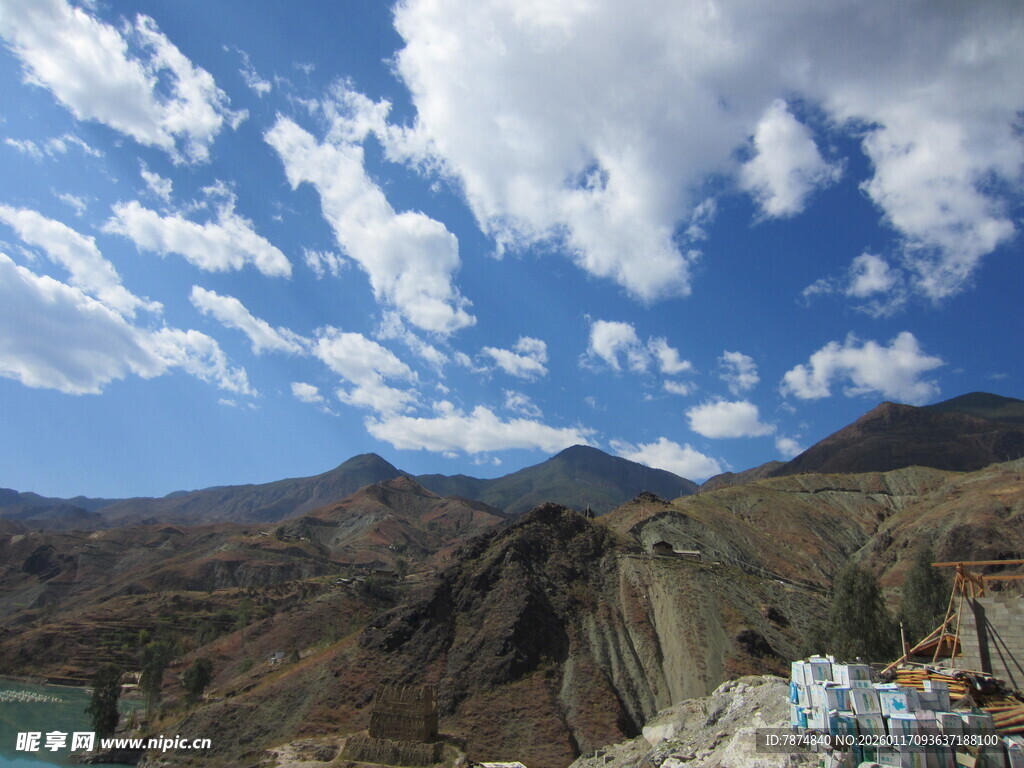 壮丽山景与蓝天白云