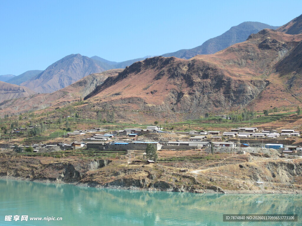 青山碧水间的美丽景致
