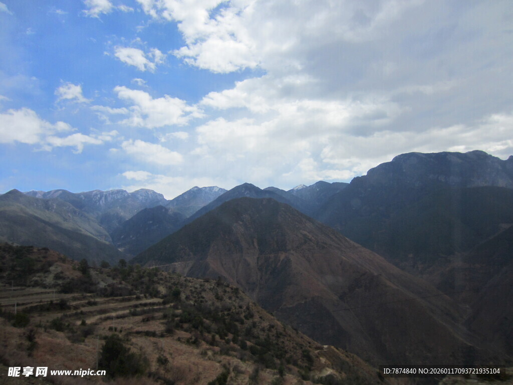 壮丽山景蓝天白云