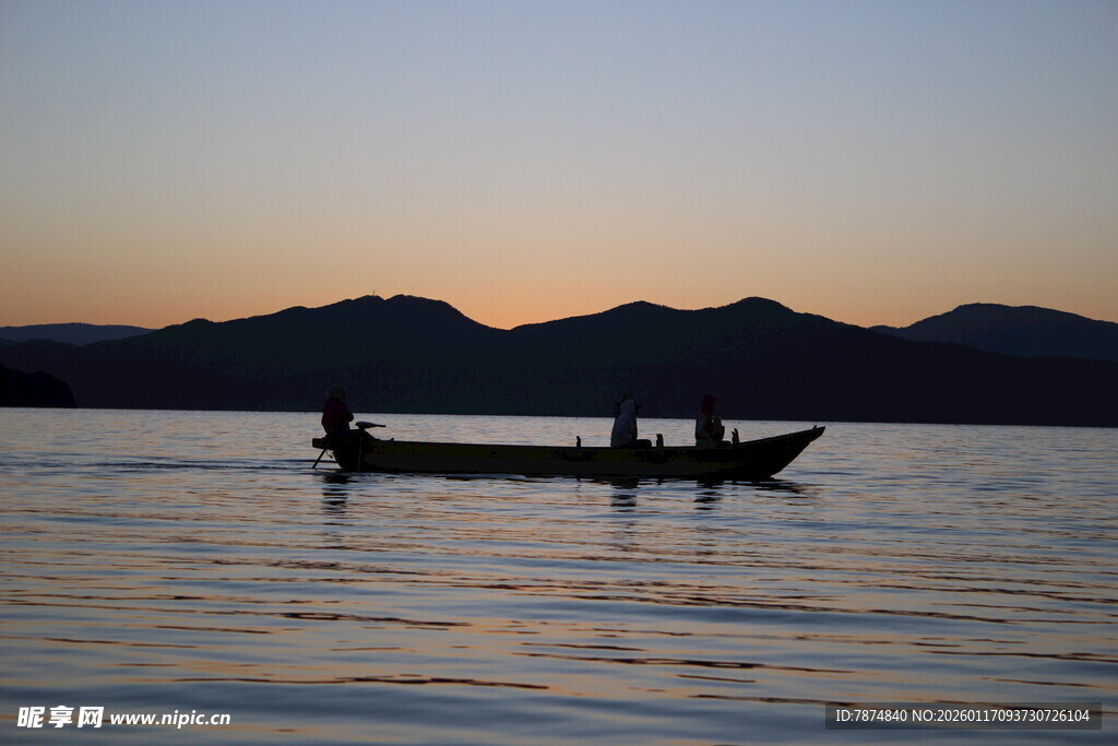 夕阳下湖面的静谧小船