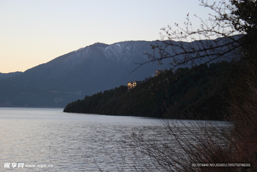 湖畔山景 暮色中的宁静风光