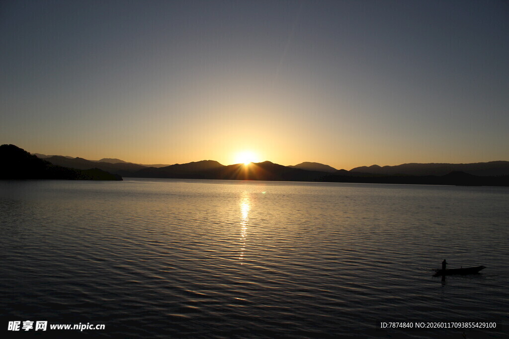 湖畔日落美景