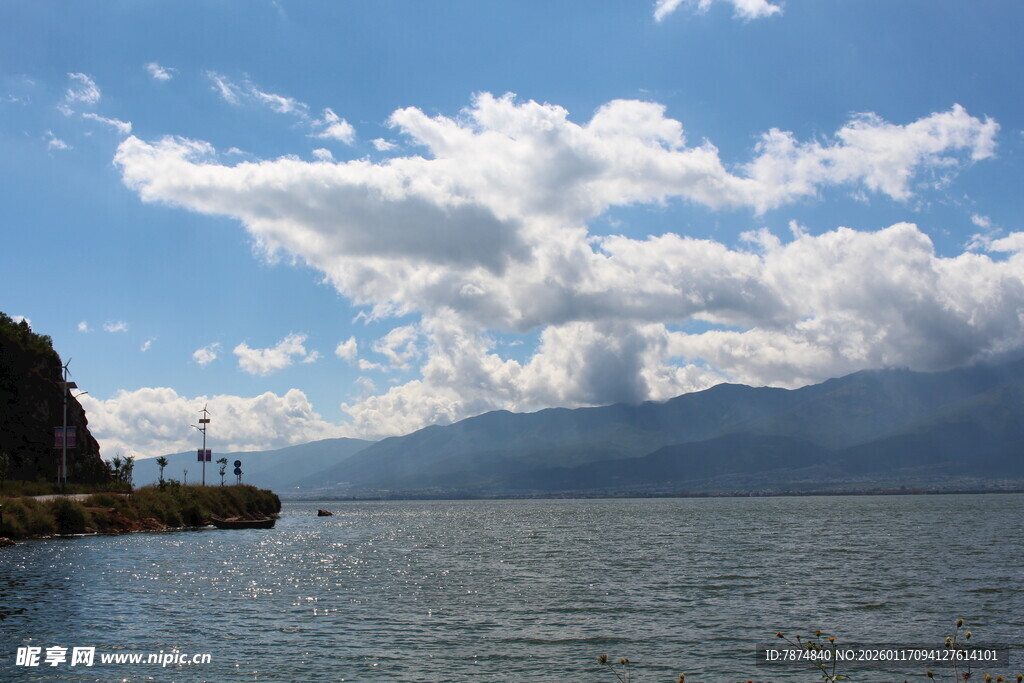 湖畔蓝天 云影与远山相映