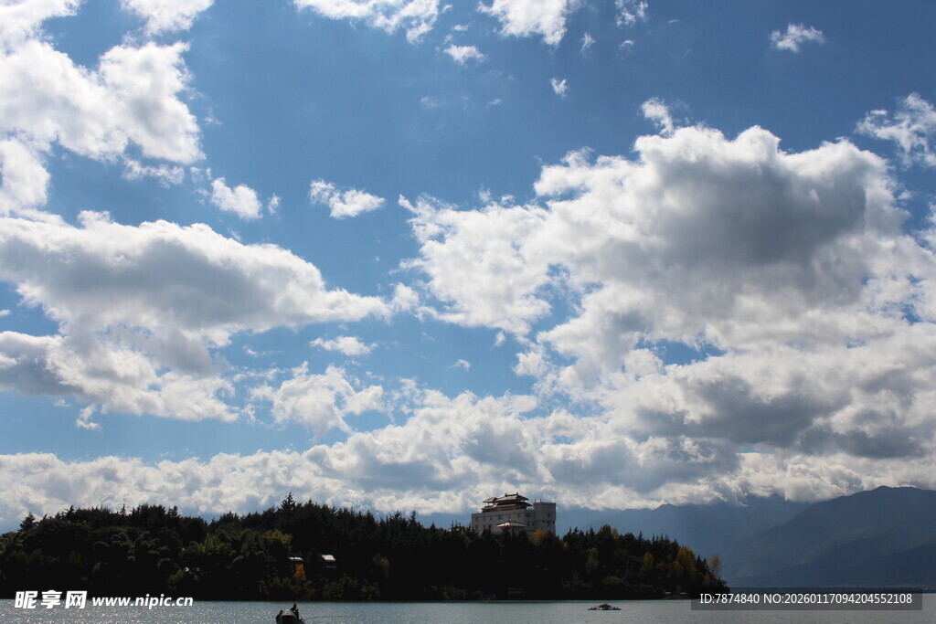 蓝天白云下的湖畔岛屿