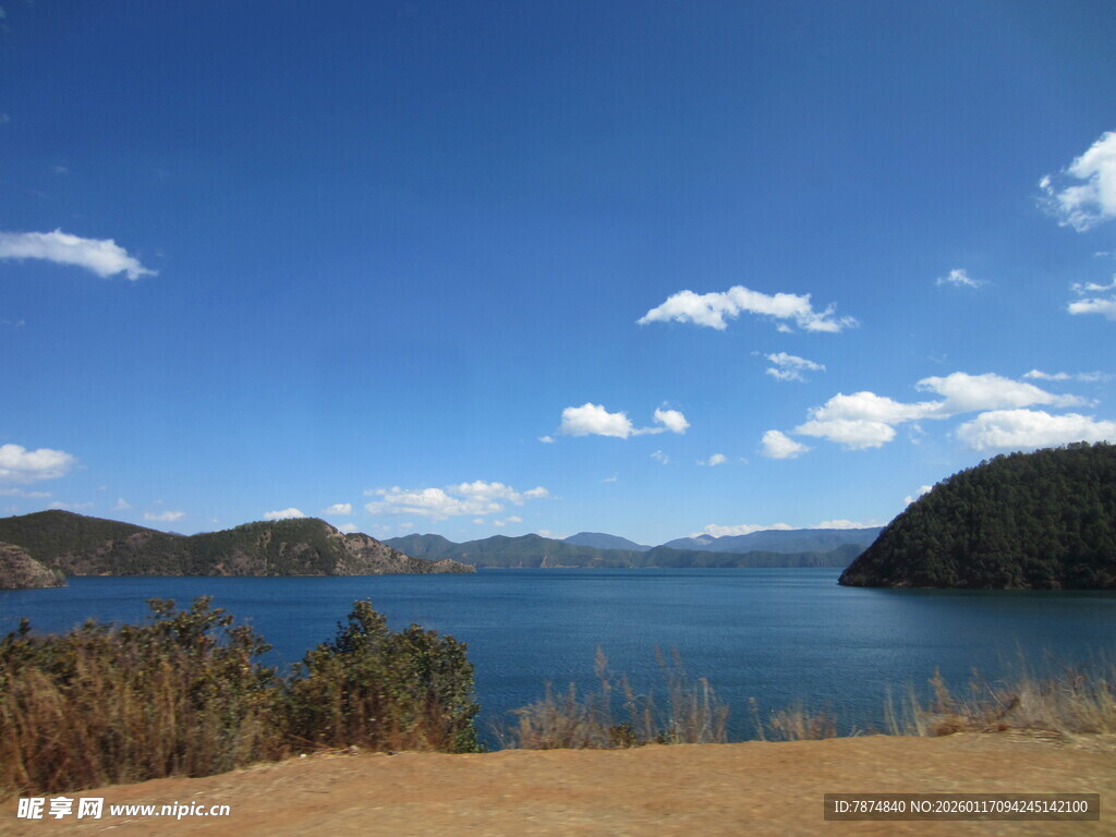 湖畔蓝天青山美景