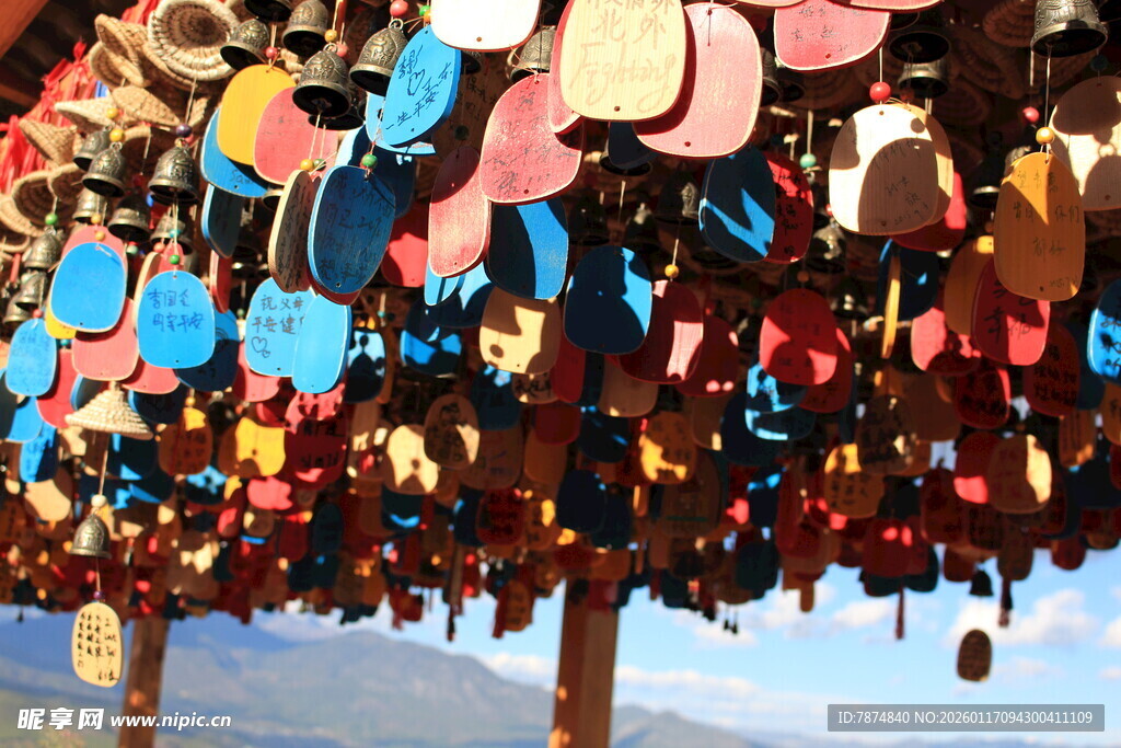 挂满彩色锁的浪漫场景