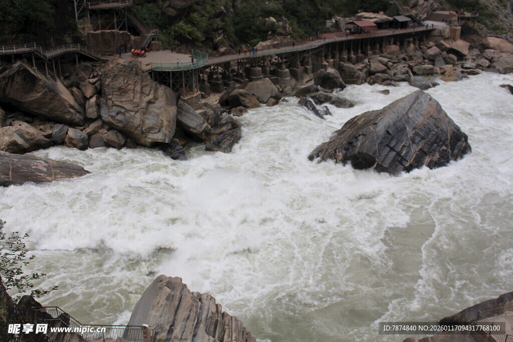 湍急河流中的巨石景观