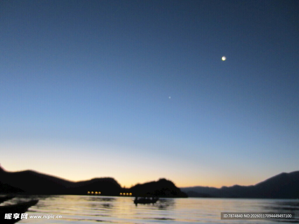 湖畔黄昏月景