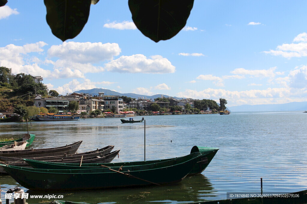湖畔停泊的几艘古朴小船