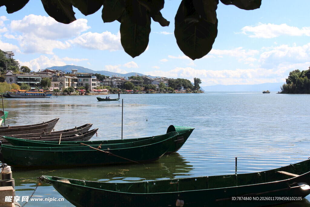 湖畔小船 宁静的水乡景致