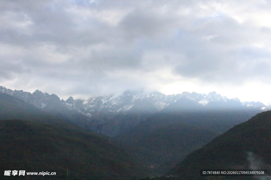 云雾缭绕的壮丽山脉