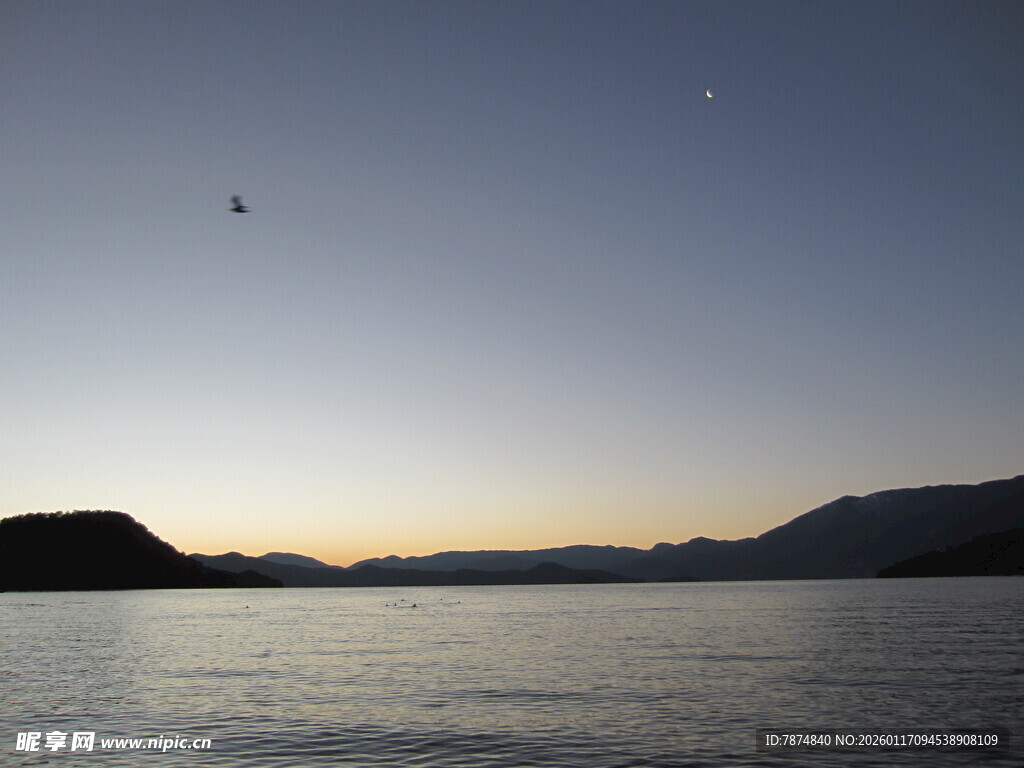 湖畔日落时分的静谧美景