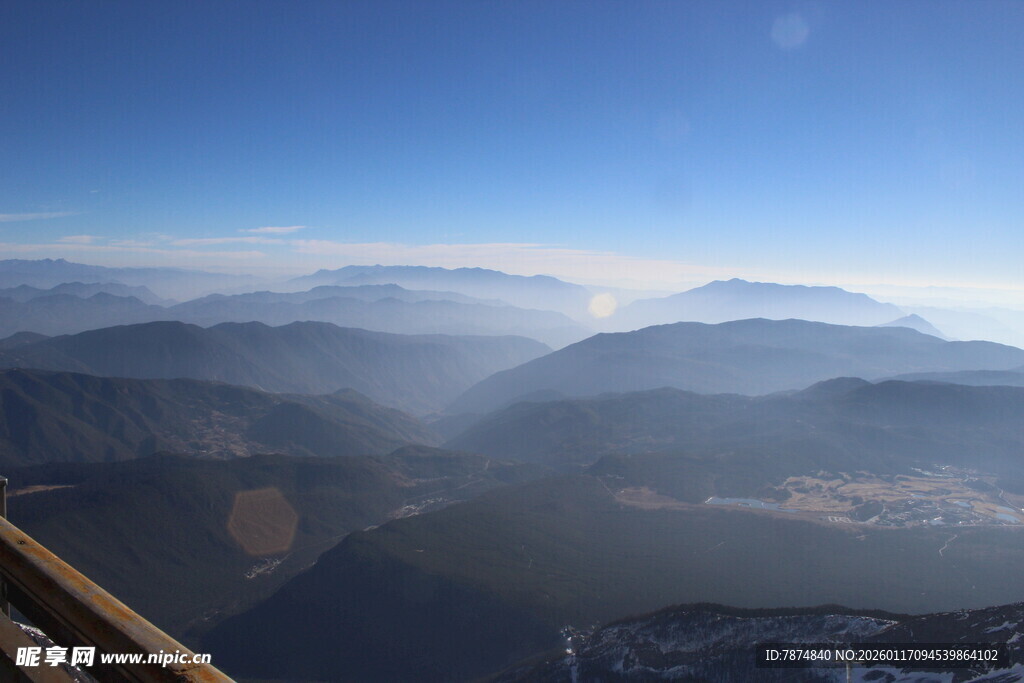壮丽山景 蓝天覆于群山之上