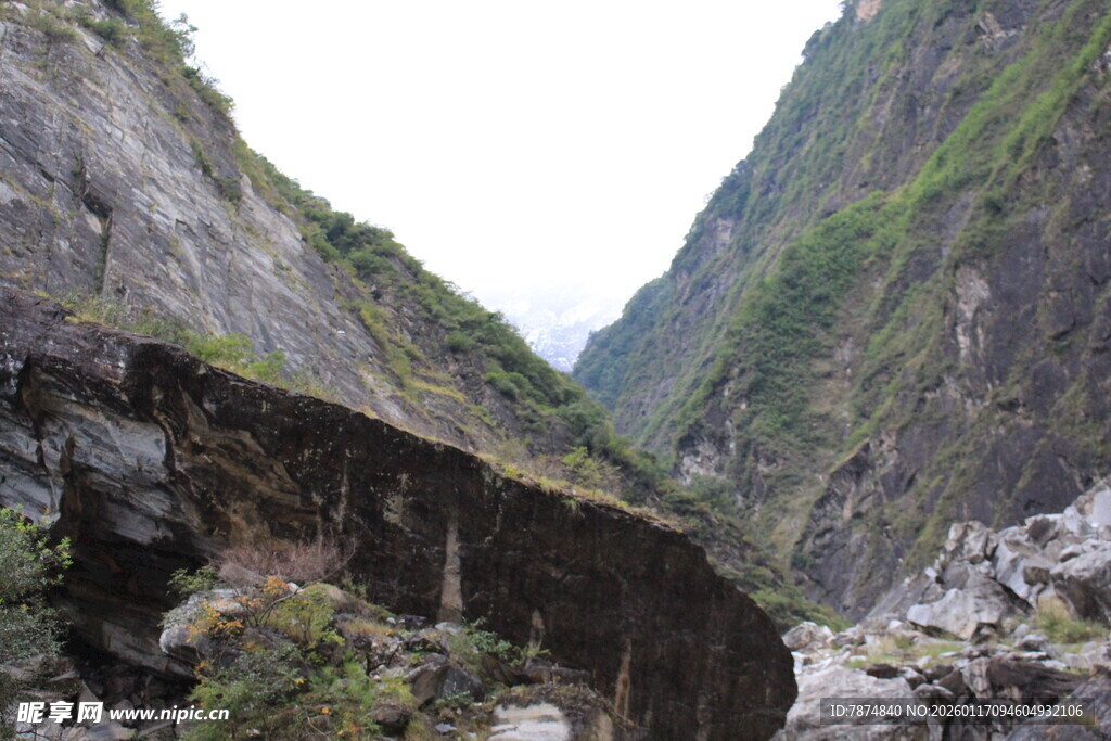 山间险峻石壁景观